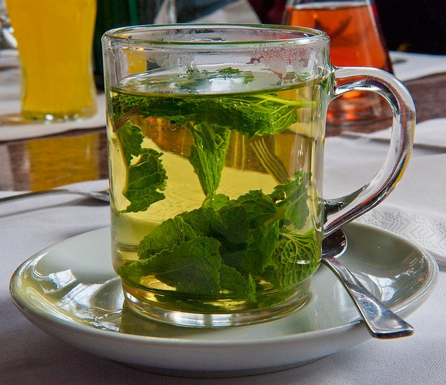 1024px-Peppermint-tea_hg.jpg