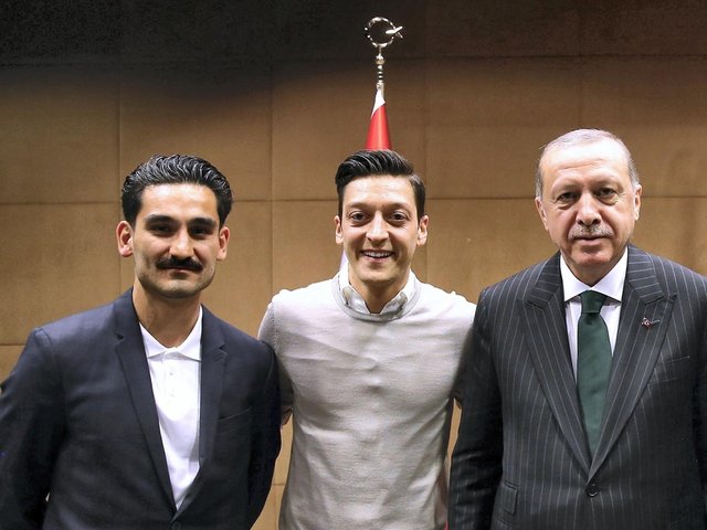 wo15-JUL-Ozil-Erdogan.jpg