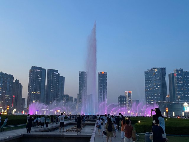 喷泉粉色 高.jpg