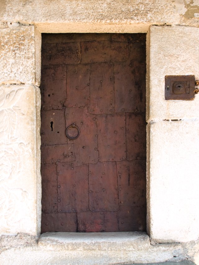 Rusty-Church-Door-01.jpg