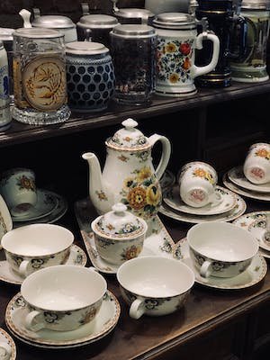 free-photo-of-glass-cups-with-lids-and-a-tea-set-on-shelf.jpeg