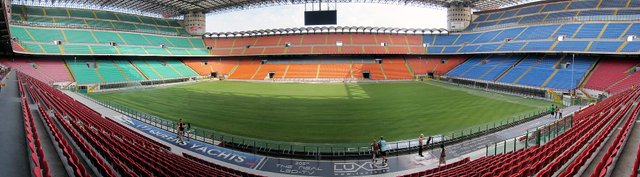 2048px-San_Siro_2011.jpg