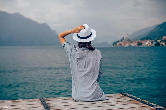 Women-looking-at-Lake-Garda-Italy.jpg