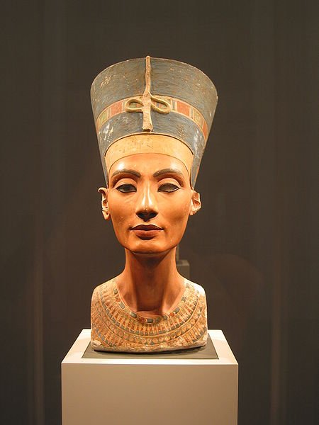 450px-Nefertiti_bust_(front).jpg