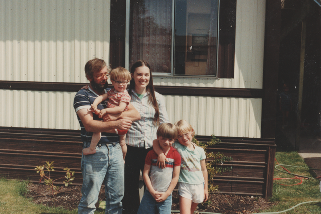 1987-08 Arnold Family All 5 Members B4 Crystals Birth in 1990 in front of 163 House CROPPED.png