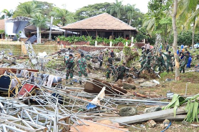 Sunda_strait_tsunami_concert.jpg