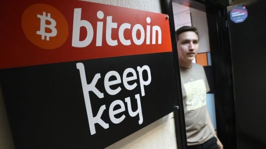 104729957-GettyImages-823868972-bitcoin.530x298.jpg