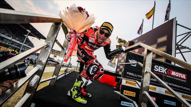 alvaro-bautista-feliz-las-escaleras-del-podio-buriram-tailandia-donde-arraso-ayer-mundial-superbikes-1552867829627.jpg