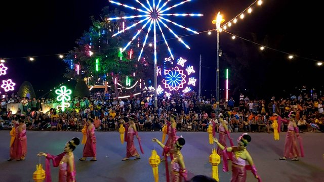 Loy Krathong parade2.jpg