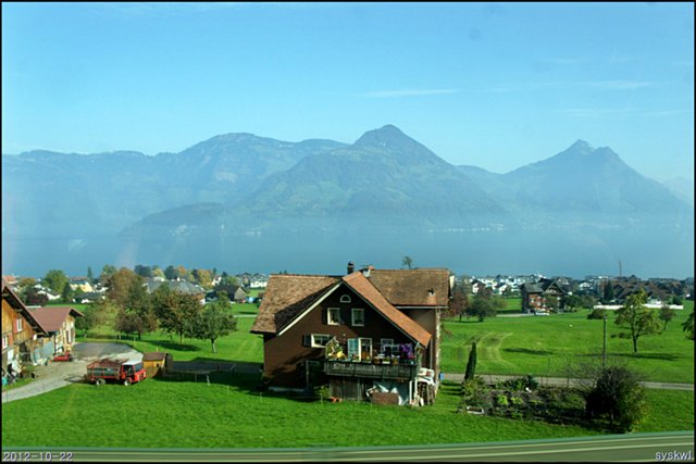 b-EU121022-182236.jpg