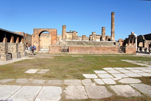b-EU121019-174426.jpg