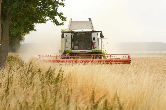 combine-harvester-9738590_1280.webp.jpg