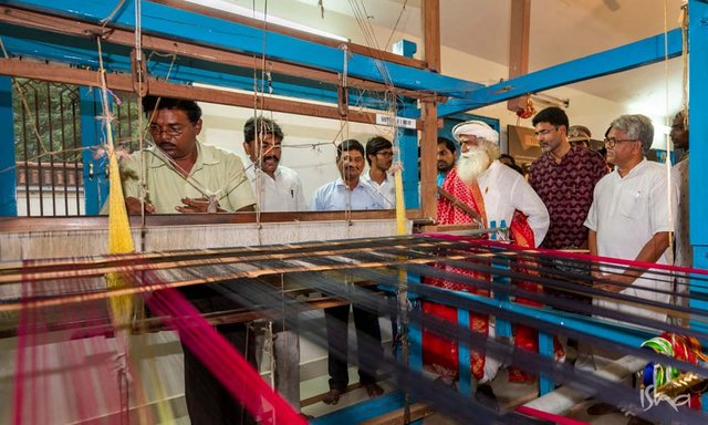 sadhguru-isha-wisdom-article-image-sadhguru-pochampally-weavers-saving-indias-weaves-20180917_CHI_0599-e.jpg