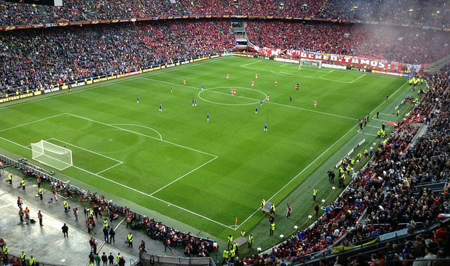 1024px-2012-13_Europa_League_final_-_Chelsea_FC_vs._SL_Benfica,_Amsterdam_ArenA,_kick-off.jpg