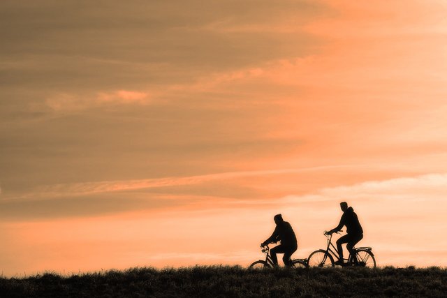 cyclist-3202481_1280.jpg