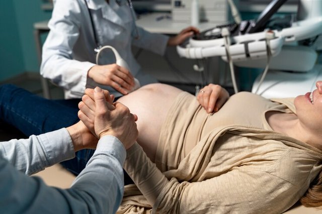 gynecologist-performing-ultrasound-consultation_23-2149353024.jpg