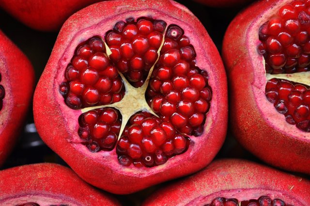 pomegranate-3383814_1920.jpg