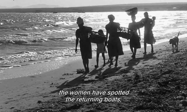 Araya - Mujeres de los pescadores en el alba por la playa.jpg