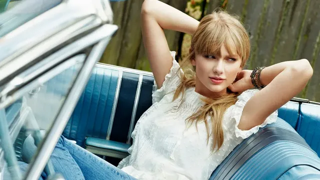 taylor-swift-sits-comfortably-in-car-8ofnya9rsg10ye1q.webp