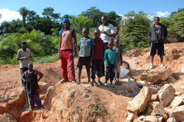 Child_labor,_Artisan_Mining_in_Kailo_Congo_small.jpg