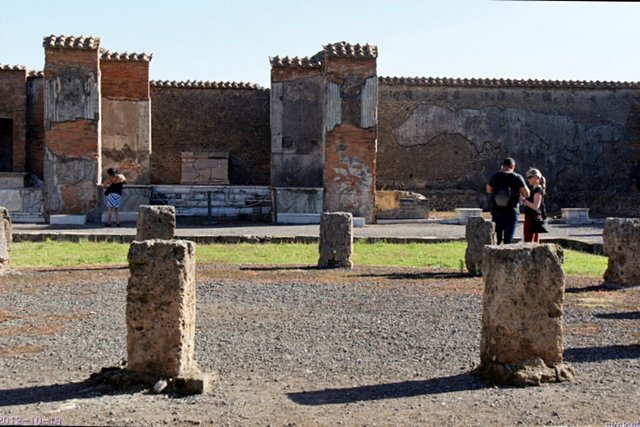 b-EU121019-173132.jpg