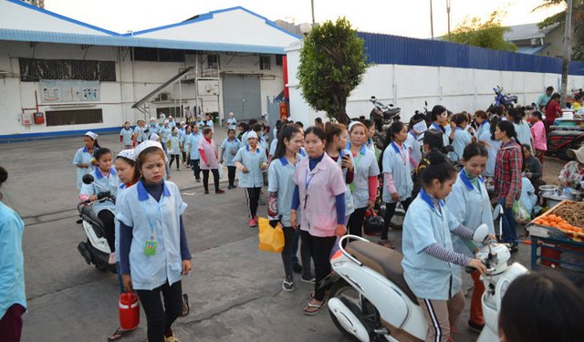 Garment-Worker-Leave-their-factory-after-work-3.jpg