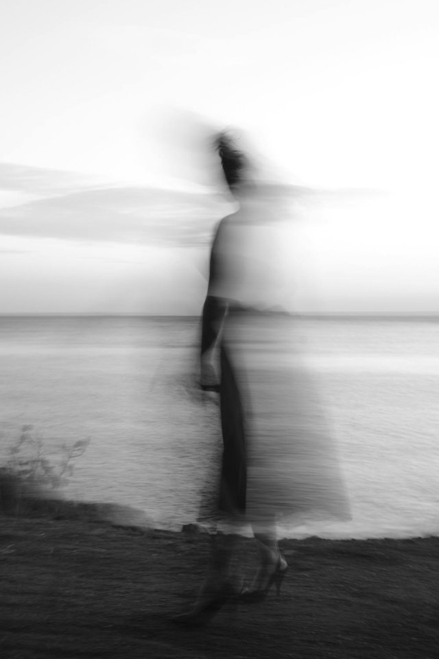 free-photo-of-a-woman-is-walking-on-the-beach-with-a-blurred-image.jpeg