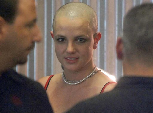 rs_1024x759-160826150023-1024-britney-spears-shaved-head.jpg