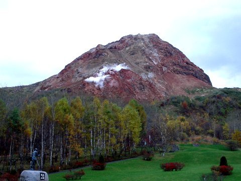 https___upload.wikimedia.org_wikipedia_commons_c_c5_Showashinzan_Mountain_in_Toya-ko%2C_Hokkaido%2C_Japan_steaming.jpg