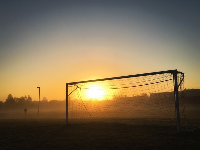 soccer_football_net_goal_soccer_goal_grass_sunrise_outdoors-812514.jpg