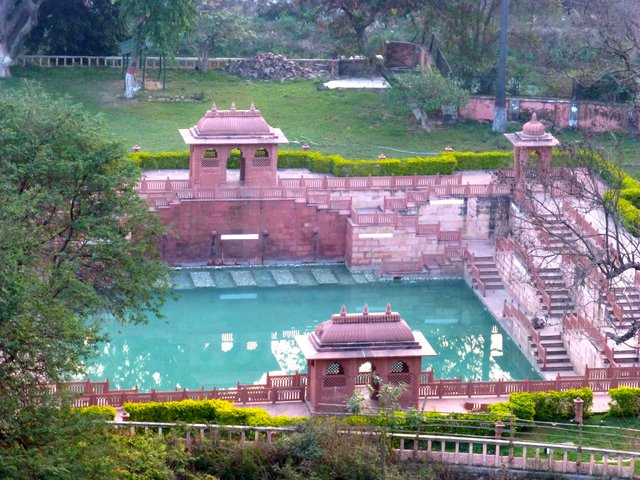 Rajgir_-_028_Bathing_Pool_at_foot_of_Hill_(9245042360).jpg