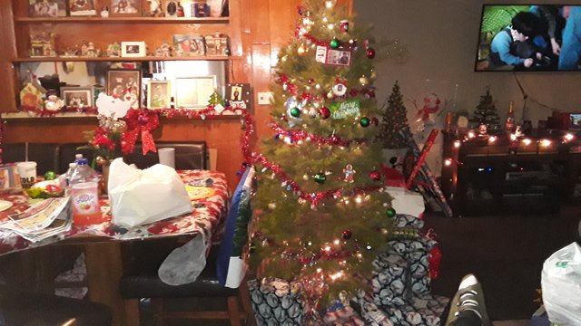 Christmas Eve, Traditions, one present, unwrapping, holidays, dtube, steem,  steemit,   jeronimorubio,  jeronimo rubio, christmas tree.jpg