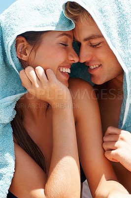 46521-young-couple-covering-their-head-with-a-towel-fit_400_400.jpg