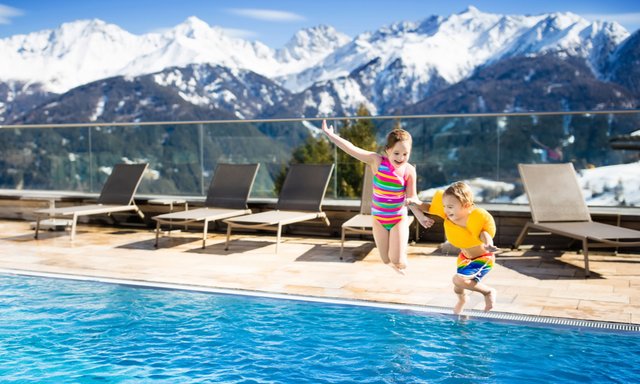 Single-Parent-Travel-Tips-Kid-Friendly-Hotel.jpg