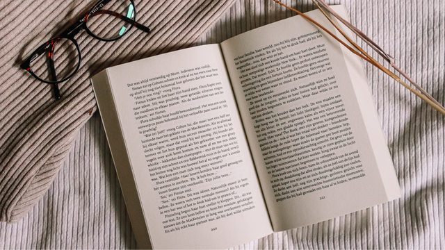 خلفية شاشة سطح المكتب دينية أنيقة صورة مركزية آية قرآنية أبيض وأسود وأخضر_20250906_020652_٠٠٠٠.png