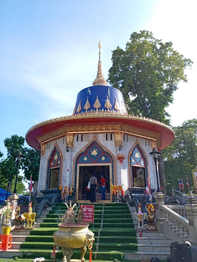 Shrine of King Taksin the Great9.jpg