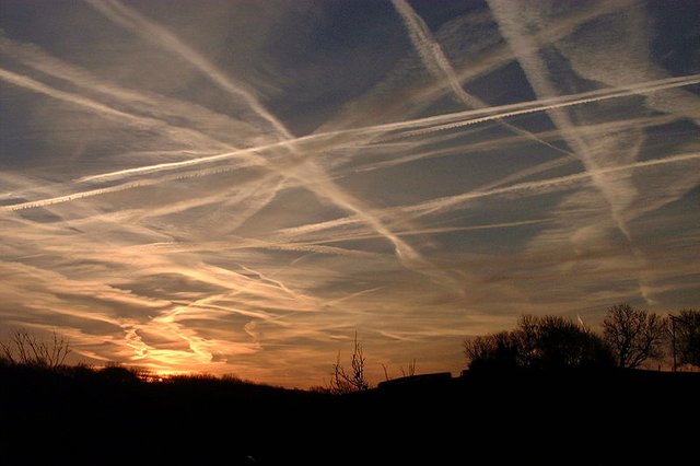 800px-Chemtrails-1.jpg