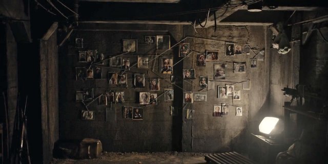 Dark_1x01_-_String_wall_full.jpg