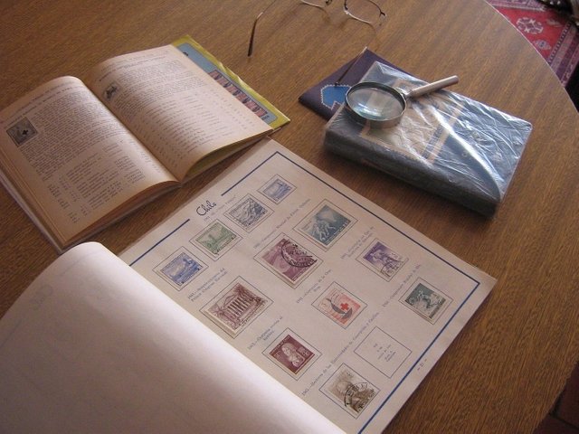 15.-Chilean_stamp_album_and_catalogue,_and_a_magnifying_glass.jpg