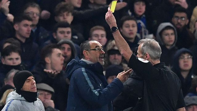 maurizio-sarri-chelsea-yellow-card_1i8ool4ss35qj1f7f1bm8l5utj.jpg