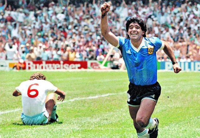 800px-Maradona_vs_england.jpg