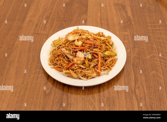 these-chinese-style-prawn-noodles-are-prepared-at-the-moment-and-bring-to-your-table-a-different-pasta-with-asian-touches-and-very-tasty-2H3EGMH.jpg