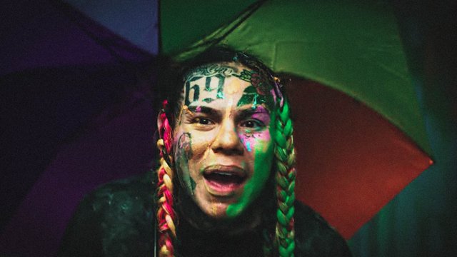 6ix9ine-is-being-sued-by-a-promoter-for-allegedly-taking-payment-for-a-no-show-concert-in-texas-2-min.jpg