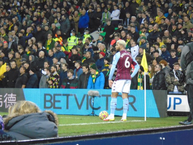 2048px--2021-12-14_Douglas_Luiz,_Norwich_City_V_Aston_Villa,_(0-2).jpg