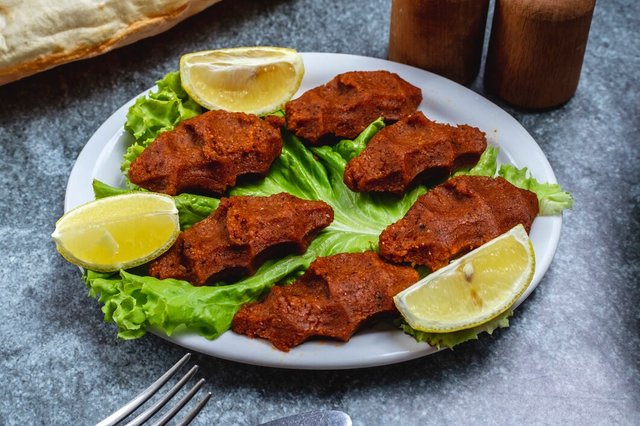 side-view-vegetarian-steak-tartar-balls-with-slices-lemon-lettuce-leaf_141793-5157.jpg