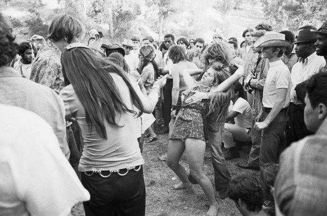 hippie-love-in.jpg