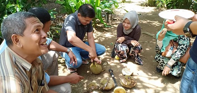 Makan Duren5- yusak.jpg