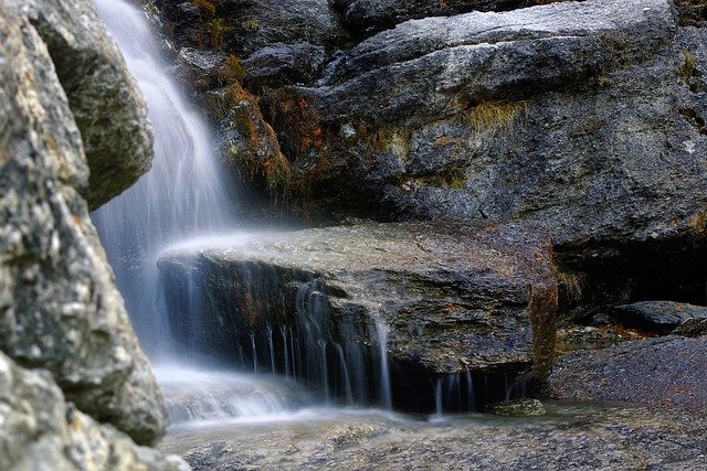 rocks-8304235_640.jpg