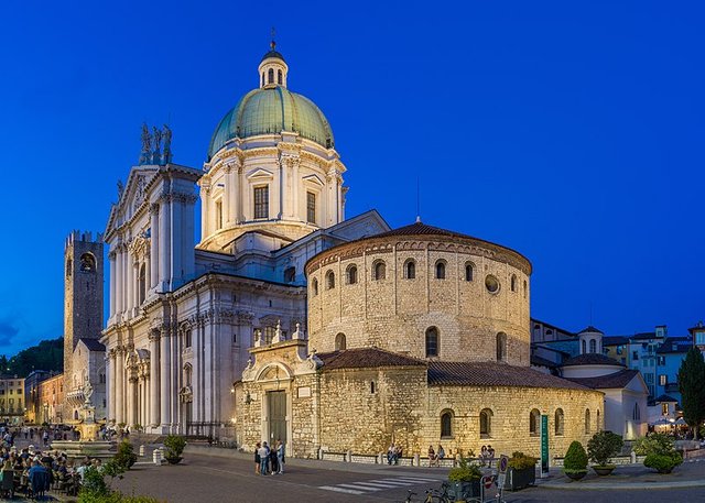 Duomo_vecchio_e_duomo_nuovo_notturna_Brescia.jpg