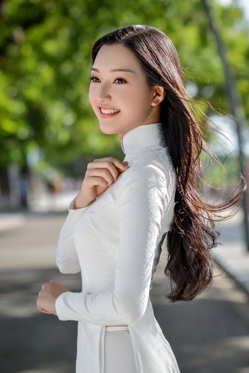 vietnamese girl in aodai.jpg